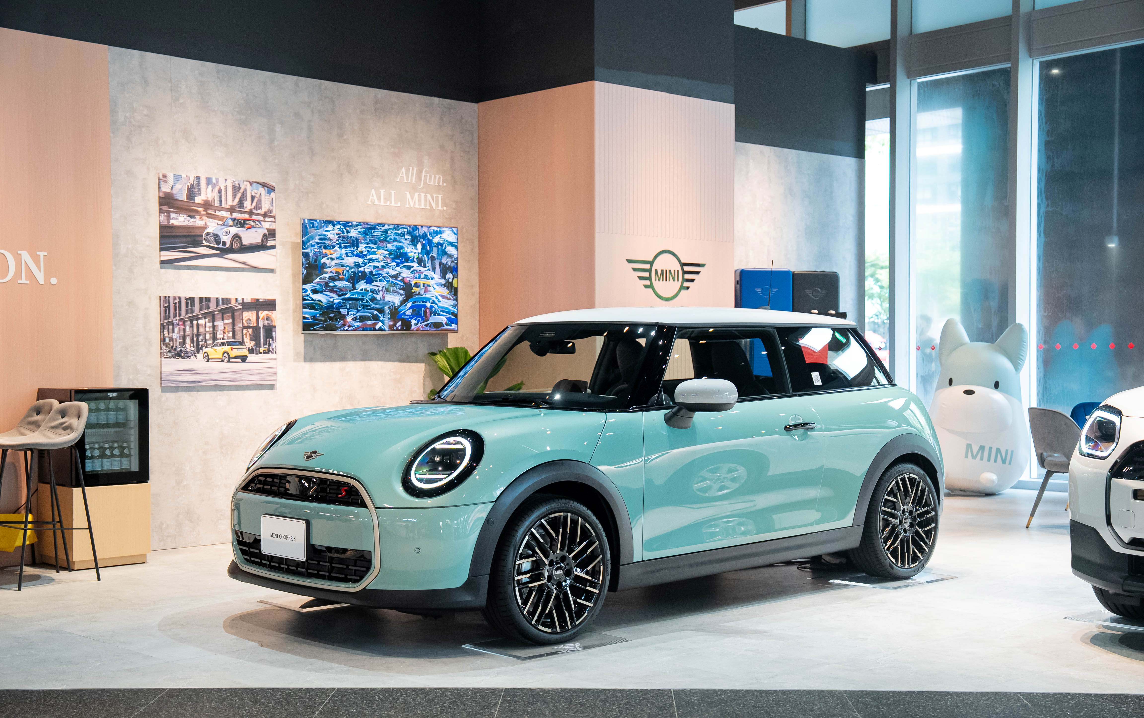 [新聞圖片二] 新世代MINI Cooper掀背以經典圓形頭燈與純粹線條設計，詮釋MINI經典靈魂